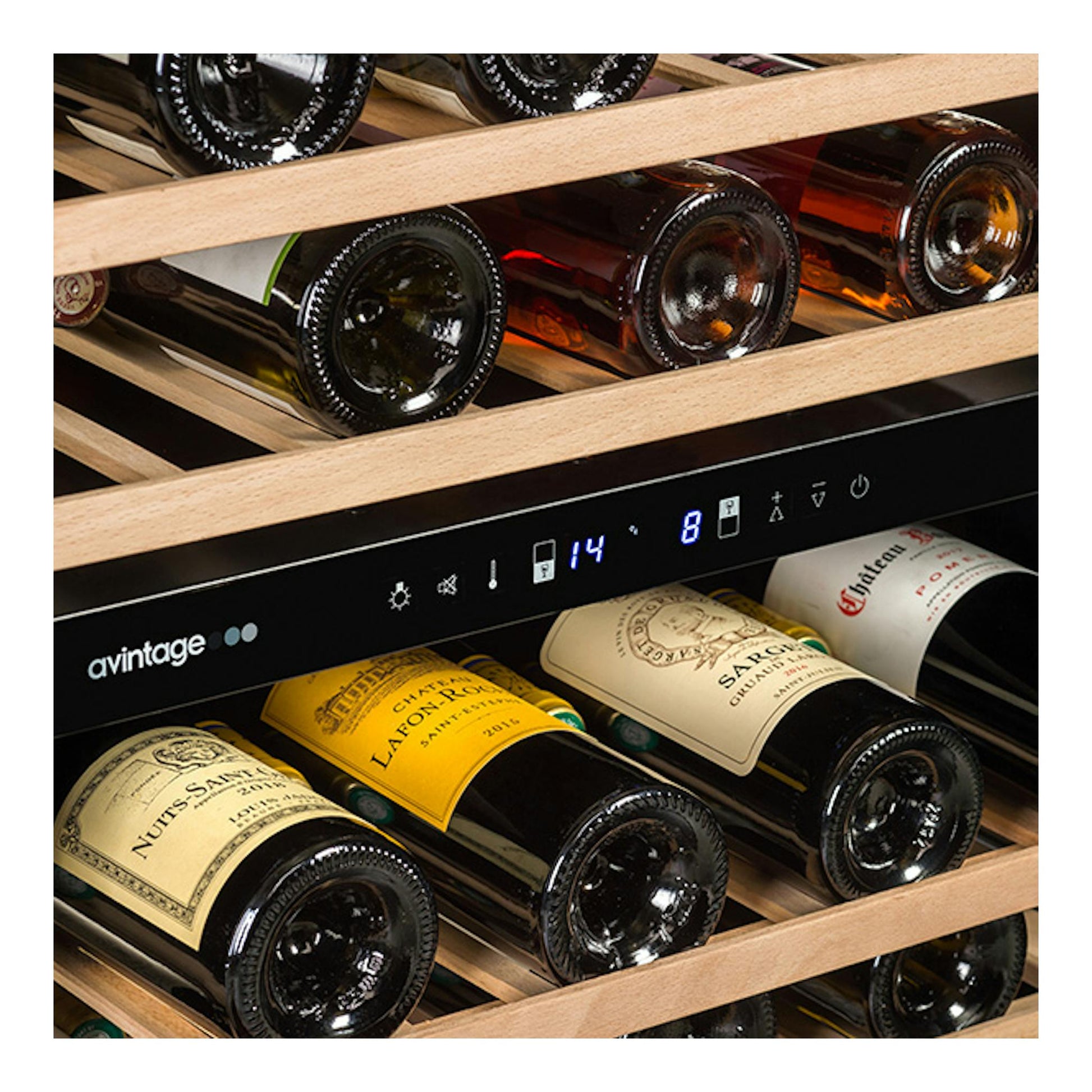 Vinoteca integrable Avintage AVU51D82, vista frontal parcial con botellas en estantes de madera y panel digital.