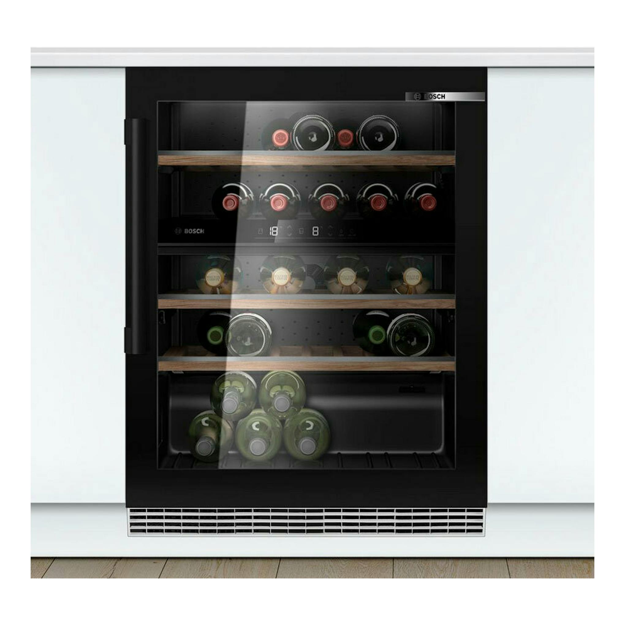 Vinoteca integrable Bosch KUW21AHG0 negra, vista frontal con puerta de cristal y botellas en estantes de madera.