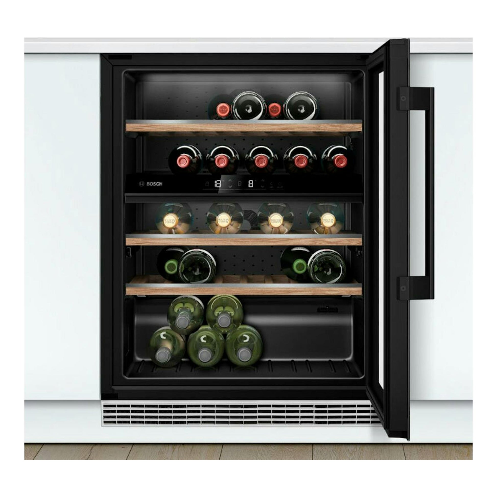 Vinoteca integrable Bosch KUW21AHG0 negra, vista frontal con la puerta abierta y botellas en baldas de madera.