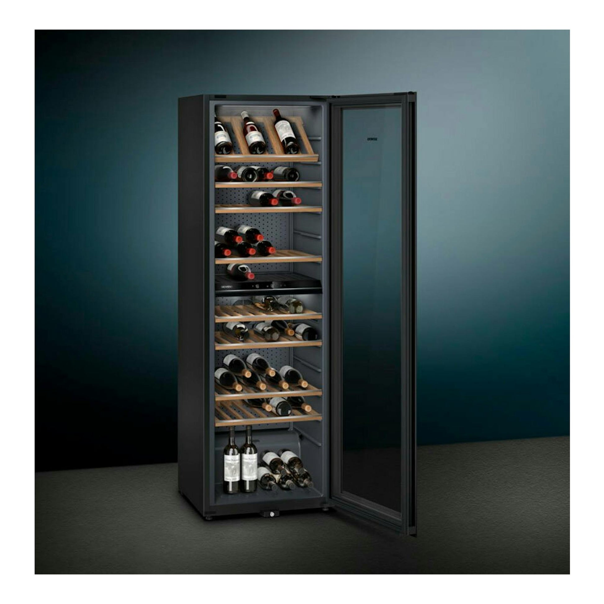 Vinoteca Siemens KW36KATGA negra, vista frontal con la puerta abierta y estantes con botellas de vino.