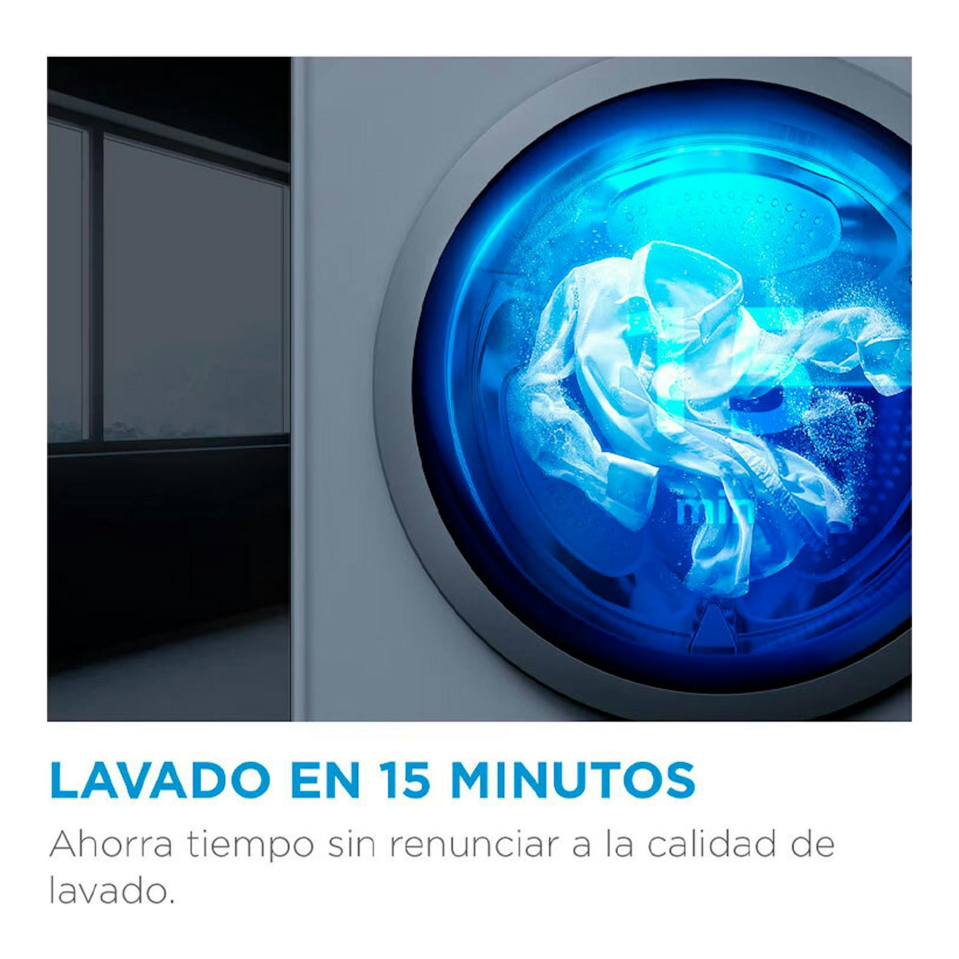 Lavadora Midea MF100W60/1/W-ES de carga frontal, primer plano de la puerta con luz azul y ropa dentro.