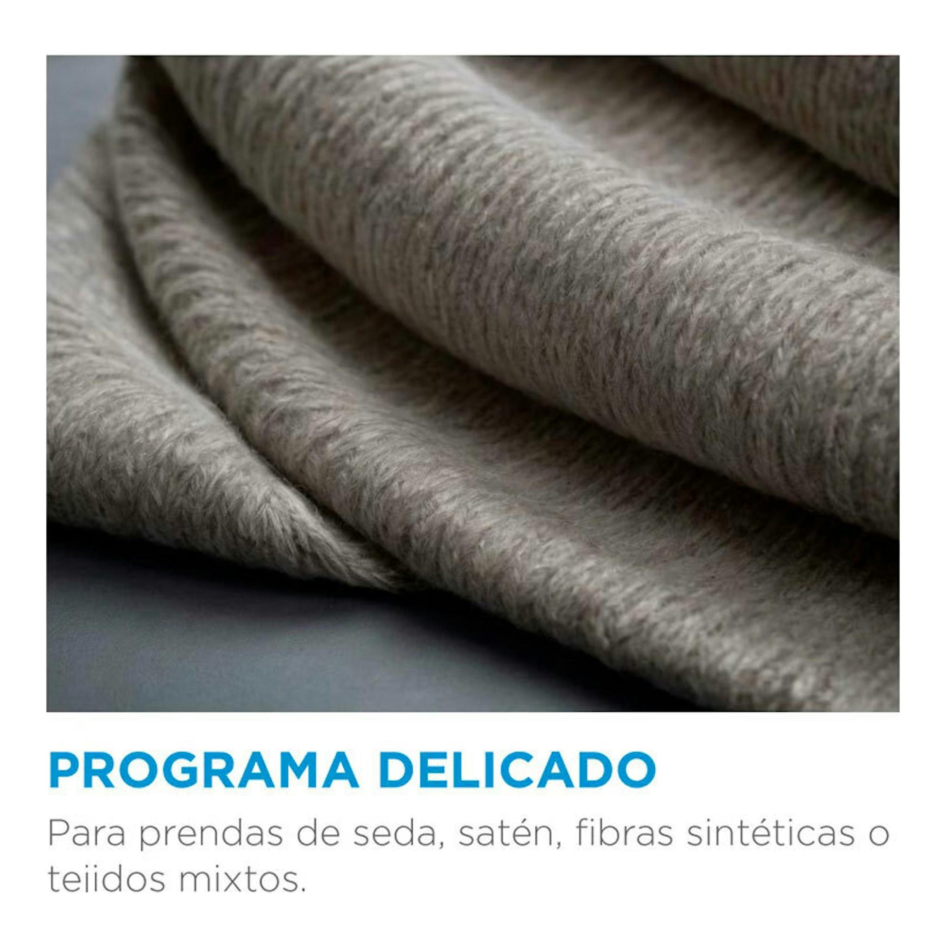 Primer plano de tela gris y texto “Programa delicado” sobre prendas de seda, satén y tejidos mixtos.